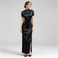 Qipao pengantin gaya Cina baru, satin hitam, potongan ramping, lengan pendek, kerah mandarin, detail manik-manik, detail piping, belahan samping, panjang, MOQ kecil, pesanan khusus.