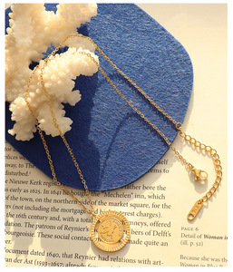 Collier pendentif circulaire rotatif en acier inoxydable plaqué or 18 carats pour femme cadeau - Product Image 2