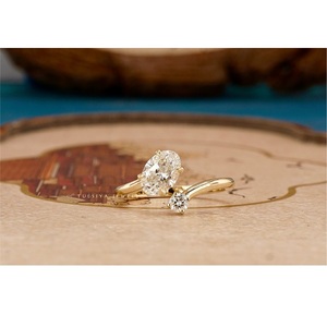 Bague ovale à double pierre, élégante pour femme, design moderne avec pierres étincelantes, idéale pour offrir ou porter au quotidien - Product Image 1