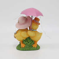 Canards de Pâques fantaisistes en résine avec parapluie, lumières LED et panier d'œufs de Pâques, décoration moderne transparente dorée pour patio et jardin B2B