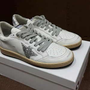 Zapatillas de Diseño de Piel Genuina de Ganso Blanco Antideslizantes de Lujo Cómodas para Skateboard Doradas con Efecto Desgastado Zapatos de Moda para Caminar - Product Image 5