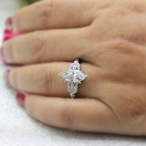 Bague de fiançailles F935 pour femme en or blanc avec diamant taille marquise, diamants latéraux naturels couleur D - Product Image 4