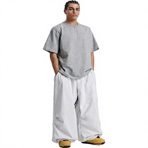 Ensemble décontracté pour homme : T-shirt gris oversize à col rond, pantalon blanc ample et chaussures jaunes - Product Image 1