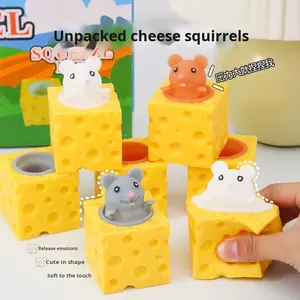 Brinquedo de Squeeze em Forma de Rato de Queijo Plástico para Alívio de Estresse, Brinquedo de Pegadinha de Esquilo Amarelo - Product Image 2