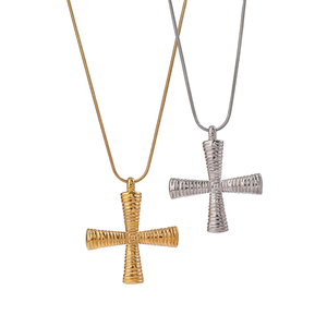 Collana di Design in Acciaio Inossidabile Placcato Oro 18K con Pendente a Croce Greca e Catena a Maglia - Product Image 1
