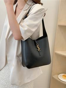 Nouveau <span class=keywords><strong>Sac</strong></span> Seau <span class=keywords><strong>Femme</strong></span> en PU Texturé Grande Capacité 2026 Yangshulun Printemps/Été, <span class=keywords><strong>Sac</strong></span> de Navettage à Bandoulière Unique et à Porter sous le Bras avec Fermeture Éclair - Product Image 2