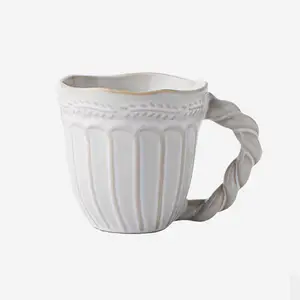 Mug putih porselen kustom Mug 12 oz polos hadiah promosi cangkir keramik kopi lapisan reaktif dengan pegangan putar adonan
