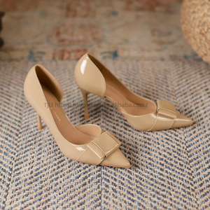 Vente en gros usine de talons pour femmes - Escarpins de soirée à bout pointu en cuir verni nude avec nœud - Product Image 5