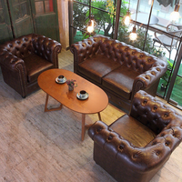 Ensemble de mobilier de restaurant moderne et minimaliste en bois massif, durable et écologique, pour café : canapé, table et chaises.