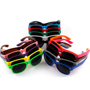 Venta al por mayor OEM Logo 2140 Unisex Color caramelo marco adultos gafas <span class=keywords><strong>de</strong></span> sol <span class=keywords><strong>para</strong></span> <span class=keywords><strong>regalar</strong></span> y regalos promocionales gafas <span class=keywords><strong>de</strong></span> sol con logotipo personalizado - Product Image 5