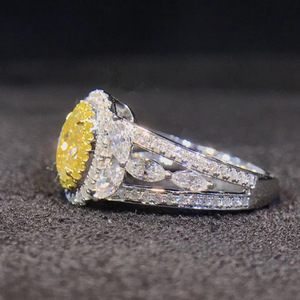 Anello Traforato con Cristalli Gialli per Donne, Elegante Accessorio per Abiti da Festa - Product Image 4