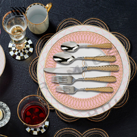 Charmant ensemble de vaisselle en porcelaine motifs roses délicats avec des accents dorés pour les tables de mariage de rêve