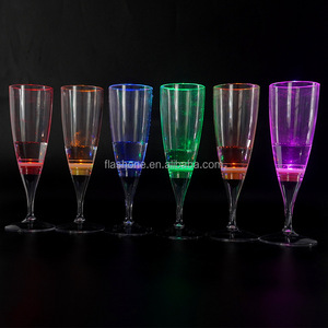Logo personnalisé eau liquide lumière clignotante <span class=keywords><strong>LED</strong></span> coupe de <span class=keywords><strong>Champagne</strong></span> <span class=keywords><strong>LED</strong></span> vin <span class=keywords><strong>Champagne</strong></span> flûte verres pour mariage fête - Product Image 3