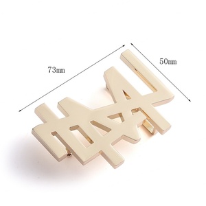 ป้ายชื่อโลหะตัวอักษรเรียบง่ายแบบกำหนดเองพร้อมหัวเข็มขัดทองสำหรับผู้ชาย - Product Image 3