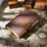 Carnet artisanal créatif non daté en cuir véritable avec fermeture à sangle, idéal pour le journaling et le recyclage de matériaux.