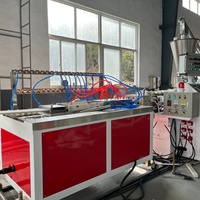 Machine de fabrication de panneaux de revêtement de plafond en PVC/WPC à double vis, ligne d'extrusion de panneaux de plafond et de mur à languettes avec bande argentée brillante