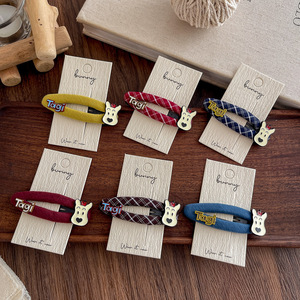 Il nuovo fermaglio ovale a forma di cucciolo con <span class=keywords><strong>lettere</strong></span> a quadretti in stile retrò coreano è realizzato in tessuto e presenta una frangia alla moda sulla <span class=keywords><strong>fronte</strong></span>. - Product Image 1