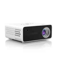 Projecteur intelligent Ultra HD 4K HT22 avec système Android, télécommande blanche incluse, pour visionnage à domicile en intérieur.
