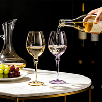 Ensemble de verres à vin colorés avec logo personnalisé, design luxueux et élégant à long pied