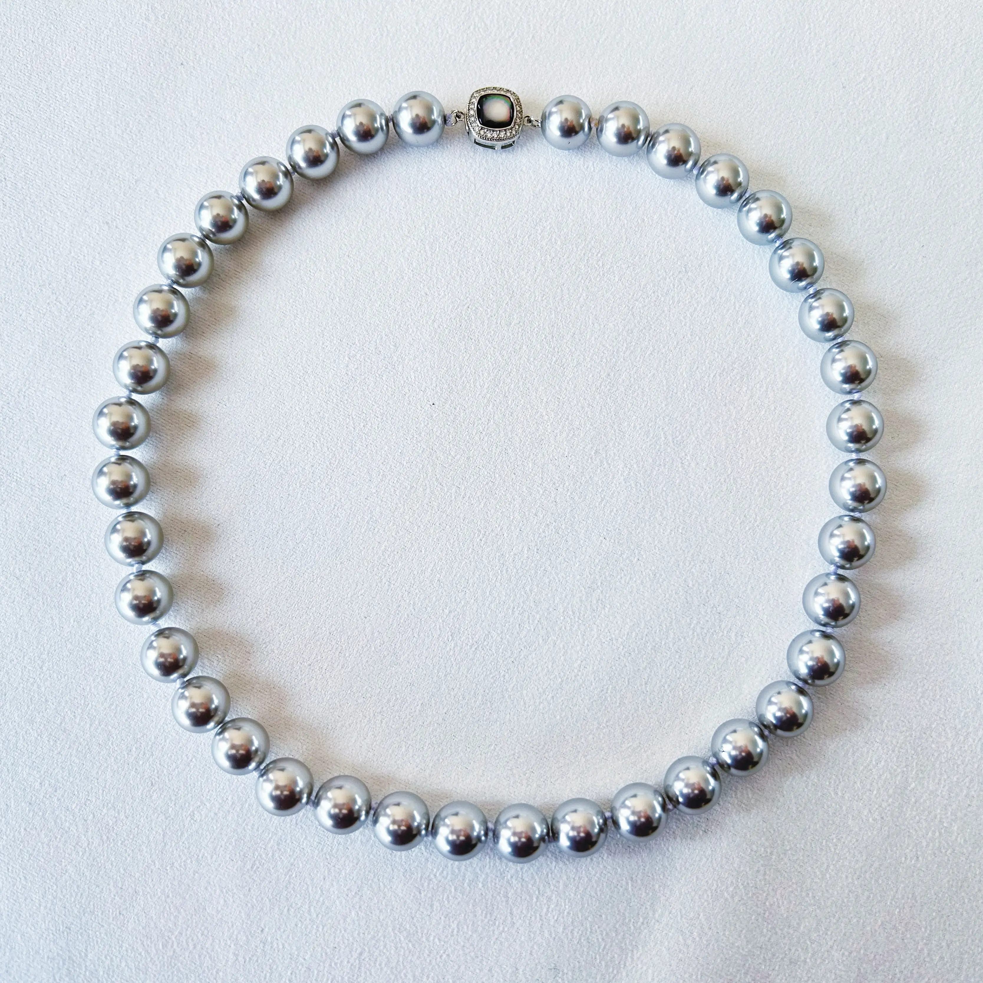 Concha de Mariposa Negra, colgante sobresaliente en un collar de cadena gris platino atemporal