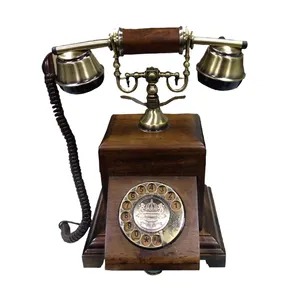 Teléfono antiguo de reproducción con cable vintage directo de fábrica
