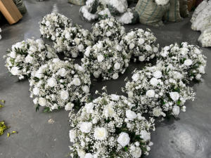 Centrotavola Artificiale Premium con Rose e Mughieri Bianchi in Seta per Decorazioni di Matrimoni, Eventi e Banchetti - Product Image 6