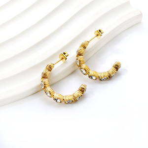 Pendientes Huggie en Forma de C de Oro con Diamantes Blancos Engastados en Canal, Diseño Geométrico Irregular, Acero Inoxidable, para Uso Diario - Product Image 1