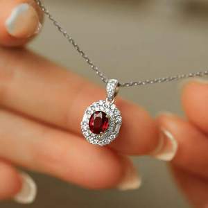 Colgante de Halo con Rubí Cultivado en Laboratorio de Corte Ovalado de Lujo y Diamantes de Laboratorio, Colgante en Capas de Oro Puro de 18K con Piedra de Nacimiento de Julio, Regalo para Ella - Product Image 3