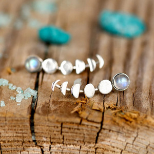 Pendientes de botón estilo espina de pescado con piedra lunar para mujer, joyería de moda linda para el día a día - Product Image 1