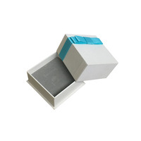 Boîte cadeau rigide blanche pour bijoux avec ruban bleu et insert en velours gris personnalisé pour bague et collier
