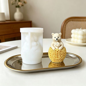 Moules en silicone avec sculpture d'ours mère et bébé dormant sur un pot de miel pour la production artisanale DIY - Product Image 1