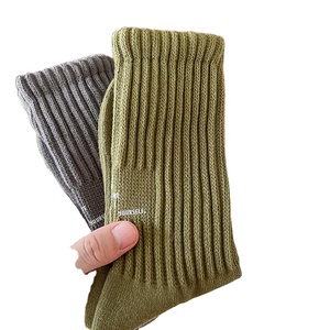 Chaussettes de basketball en coton épais SB1214 avec absorption de la transpiration et imprimés lettres, pour porter mi-mollet ou jusqu'aux chevilles - Product Image 1