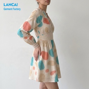 Abito <span class=keywords><strong>Boho</strong></span> <span class=keywords><strong>Chic</strong></span> con Scollo a V e Pizzo, Stampa Personalizzata, Elegante <span class=keywords><strong>Vestito</strong></span> Corto a Vita Alta con Maniche Lunghe, Etichetta Privata OEM - Product Image 2