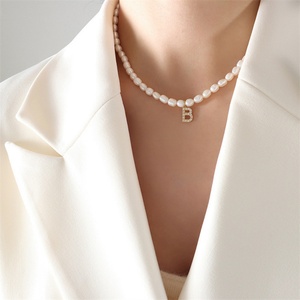 Collar de Alta Calidad con Cadena de Perlas Naturales de Agua Dulce, Acero de Titanio y Colgante con Letra Inicial de 26 Circonitas - Product Image 6