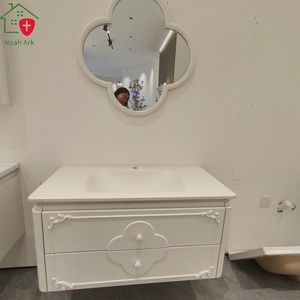 Meuble de salle de bain blanc de style français, miroir de salle de bain en forme de fleur, lavabo sur comptoir blanc, porte de meuble sculptée - Product Image 2