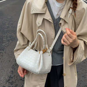 Bolso de mano tipo cubo inclinado de PU impermeable, duradero y de color sólido a la moda para mujer, bolso tote de gran capacidad - Product Image 3