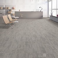 B1 Fabricants de revêtements de sol ignifuges Nouvelle conception Carreaux de tapis gris Usine Expédition rapide Tapis stockés