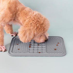 Alfombrilla de silicona para lamer para perros, comedero lento, distracción para baño y lavado - Product Image 2