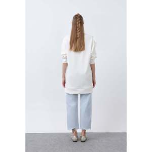 เสื้อคลุมสีเอครูสำหรับผู้หญิง ยี่ห้อ Puane พร้อมดีเทลระบายที่ไหล่และขอบลูกไม้สุดหรู - เสื้อแขนยาวสไตล์ผู้หญิง - Product Image 4