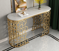 Table console moderne en acier inoxydable doré avec plateau en marbre et structure alvéolée pour salon