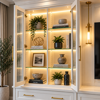 Meuble TV mural sur mesure avec vitrines en verre, éclairage LED et tiroirs pour salon