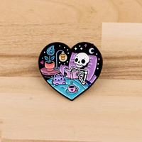 Broche personnalisée en émail dur, motif squelette livre et thé, style gothique sombre, en alliage de zinc, impression UV, nickel noir, bijoux streetwear