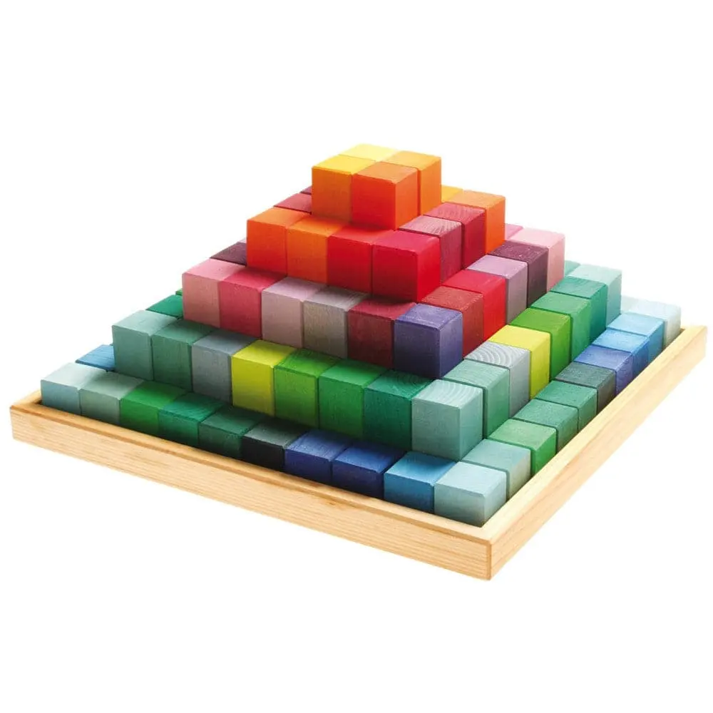 Bloques de matemáticas de madera de pirámide escalonada, grandes edificios y paisajes con bloques de madera de colores brillantes