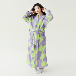 <span class=keywords><strong>Accappatoio</strong></span> in pile corallo <span class=keywords><strong>jacquard</strong></span> colorato all'ingrosso, spesso, caldo, super assorbente, a maniche lunghe, unisex, per l'inverno - Product Image 1