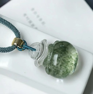 El colgante de cristal fantasma verde, con la apariencia de una bolsa de dinero, tiene el <span class=keywords><strong>significado</strong></span> de riqueza - Product Image 1