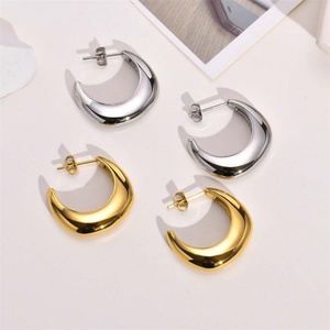 Boucles d'oreilles en acier inoxydable simple en gros, clous d'oreilles en forme de C, bijoux - Product Image 1