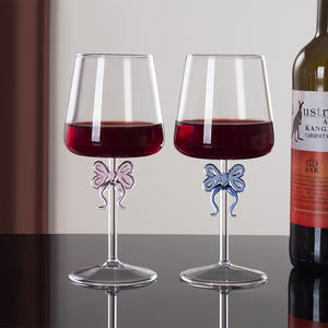 Verres <span class=keywords><strong>à</strong></span> vin <span class=keywords><strong>rouge</strong></span> décoratifs <span class=keywords><strong>à</strong></span> long <span class=keywords><strong>pied</strong></span> avec nœud papillon mignon, faits <span class=keywords><strong>à</strong></span> la main, pour douche nuptiale, bar ou fête - Product Image 3