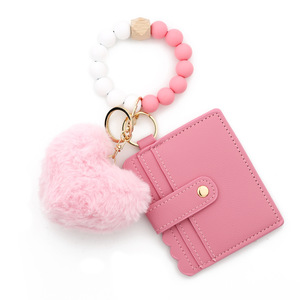 Porte-clés 2026 en cuir PU avec breloque peluche douce en forme de boule de poils, fermoir mousqueton et porte-cartes pour femme - Product Image 3