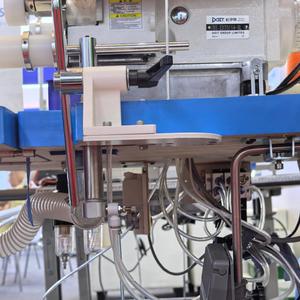 Machine à coudre industrielle à point plat à alimentation automatique DT EXT5114SL, robuste et de qualité supérieure - Product Image 1