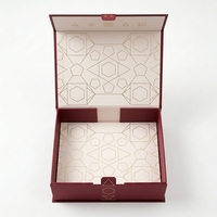 Boîte cadeau pliante en carton rouge bordeaux personnalisée avec impression intérieure, fermeture magnétique de luxe, boîte en papier pour emballage de bijoux et de parfums
